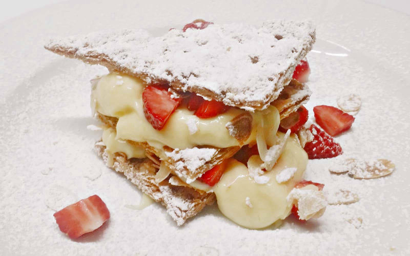 sfoglia caramellata con crema fragole e mandorle tostate