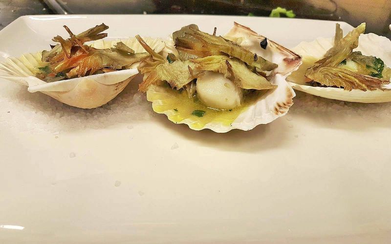 Baked scallops with artichokes